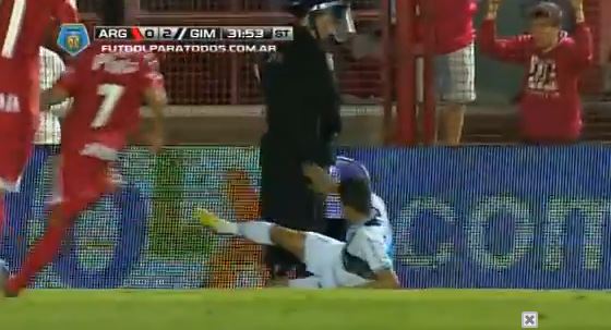 ΒΙΝΤΕΟ-Τάκλιν σε άνδρα των ΜΑΤ