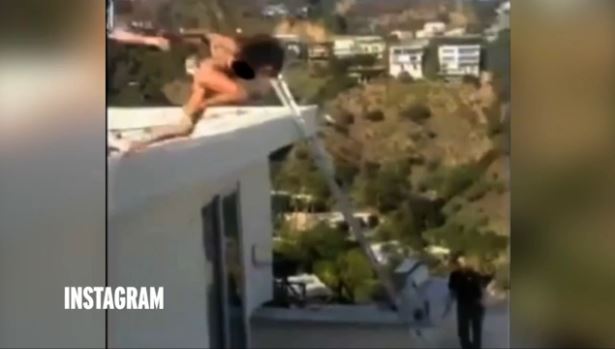 Πήδηξε γυμνή στην πισίνα και έσπασε το πόδι της