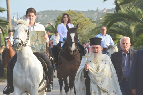 ΦΩΤΟ-Περιφορά της εικόνας του Αγ. Γεωργίου με άλογα