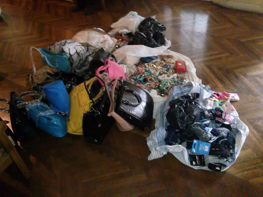 ΦΩΤΟ-Κατασχέθηκαν 3.500 προϊόντα