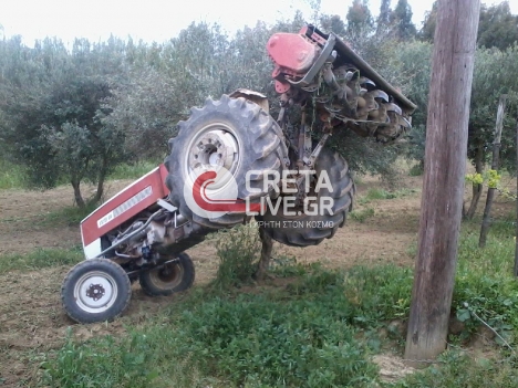 ΦΩΤΟ-Τρακτέρ κρεμάστηκε σε στύλο της ΔΕΗ