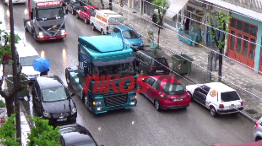 ΒΙΝΤΕΟ-Στην εκκλησία με τις νταλίκες