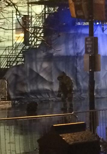 ΦΩΤΟ-Πυροτεχνουργοί στο σημείο που εντοπίστηκαν τα ύποπτα σακίδια