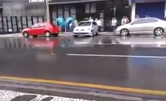 ΒΙΝΤΕΟ-Στάθμευση… θρίλερ με τους πεζούς να τρέχουν για τη ζωή τους