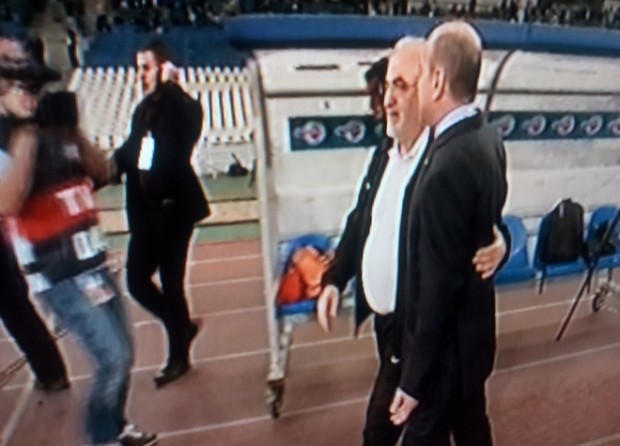 ΦΩΤΟ-Αγκαλιά στο γήπεδο Σαββίδης-Αλαφούζος