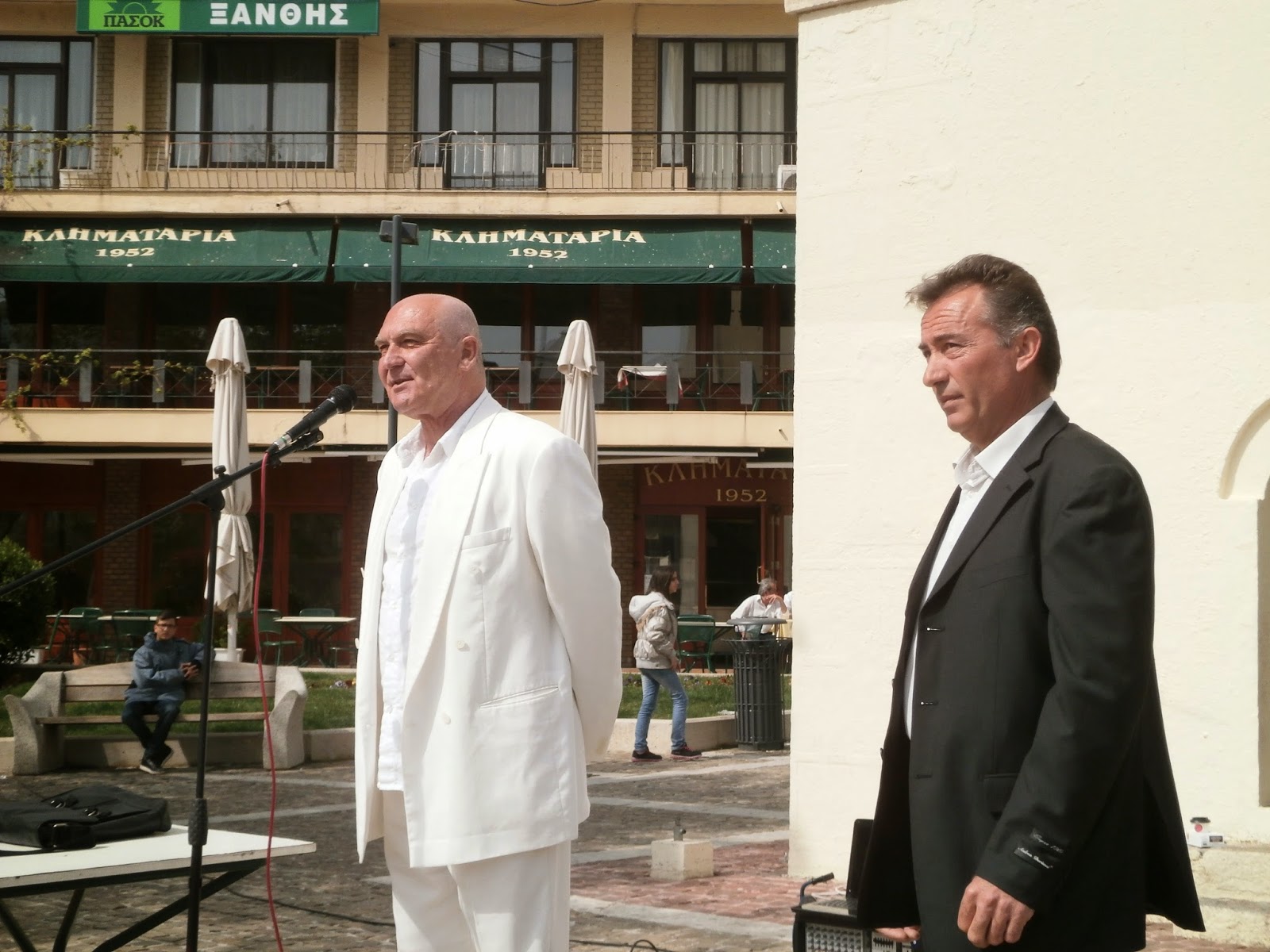 ΒΙΝΤΕΟ-Υποψήφιος ευρωβουλευτής μιλάει σε… άδεια πλατεία