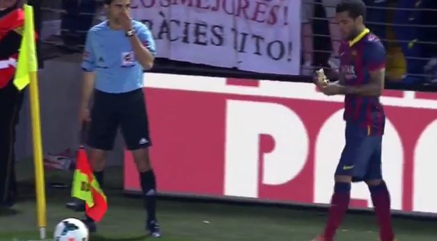 ΒΙΝΤΕΟ-Απίθανη αντίδραση του Ντάνι Άλβες σε ρατσιστική επίθεση