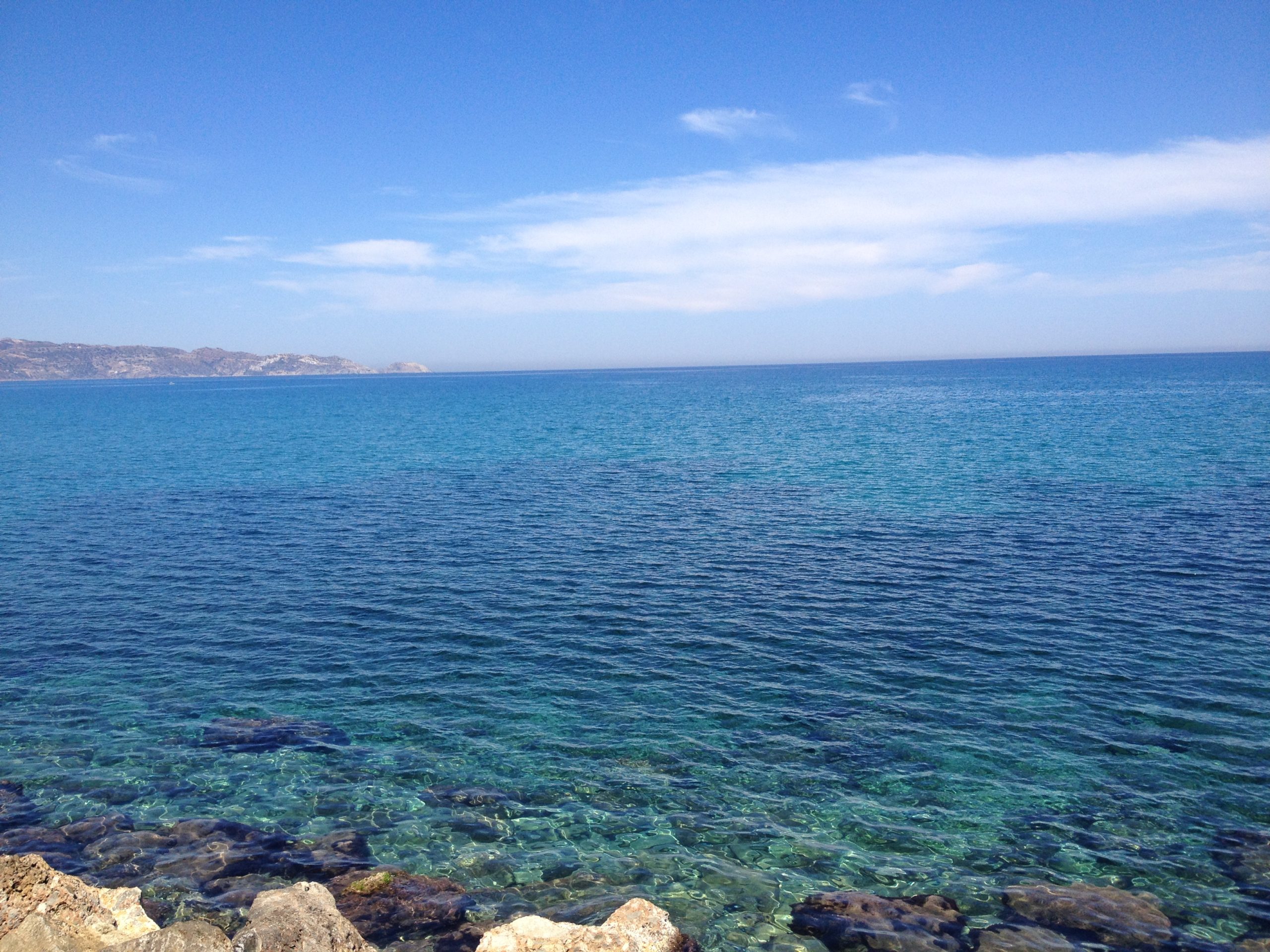 «Βουτιά» με το αυτοκίνητο στη θάλασσα