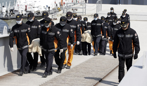 ΒΙΝΤΕΟ-Στοιβαγμένες σορούς παιδιών βρήκαν οι δύτες