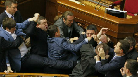 ΒΙΝΤΕΟ-Ριγκ η βουλή της Ουκρανίας