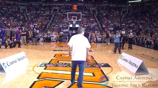 ΒΙΝΤΕΟ-Έβαλε καλάθι και κέρδισε 77.777 δολάρια