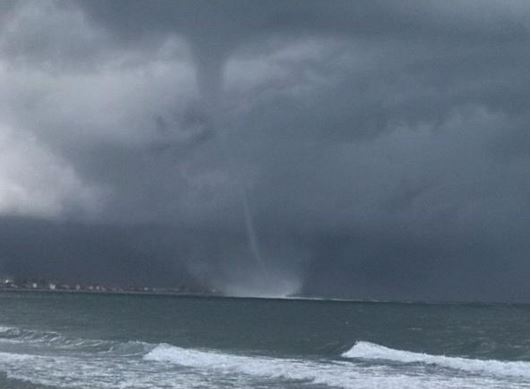 Δέκα οι νεκροί από τους ανεμοστρόβιλους