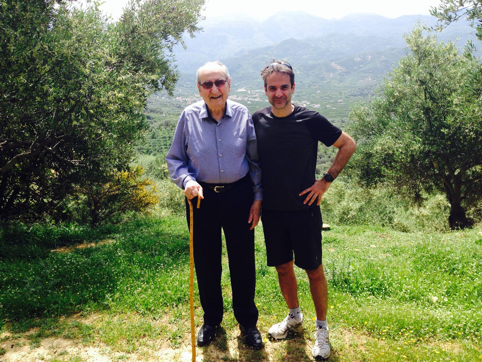 ΦΩΤΟ-Πασχαλινός περίπατος για Κυριάκο και Κωνσταντίνο Μητσοτάκη