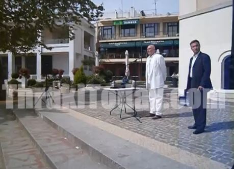 ΒΙΝΤΕΟ-Υποψήφιος βγάζει λόγο σε άδεια πλατεία