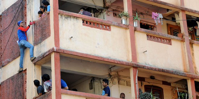 ΒΙΝΤΕΟ-Κάνει προεκλογικό αγώνα ντυμένος Spiderman!