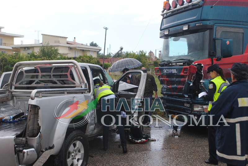 Σφοδρή σύγκρουση ΙΧ με νταλίκα