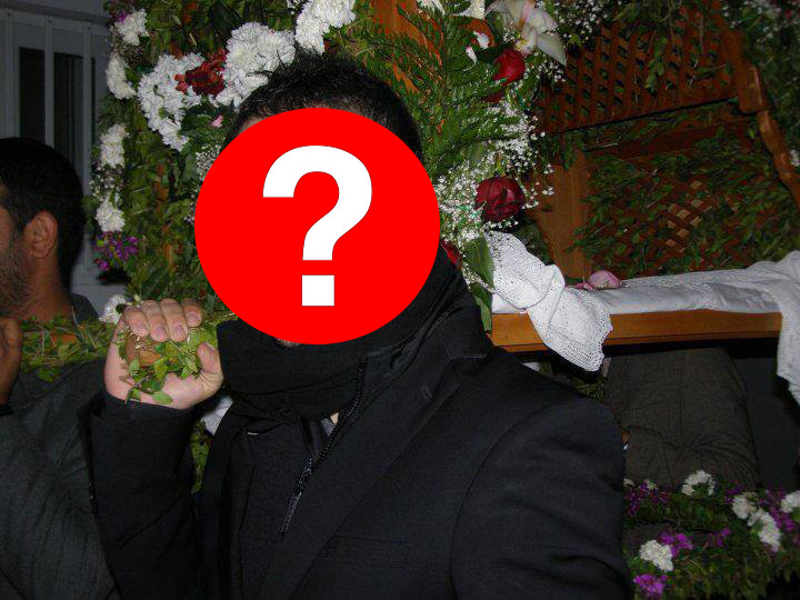 ΦΩΤΟ-Ο τραγουδιστής που σήκωσε τον Eπιτάφιο