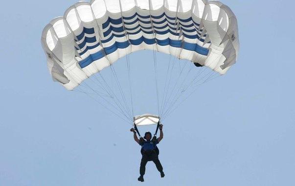 Πετάνε για το «όνειρο» 222 αλεξιπτωτιστές