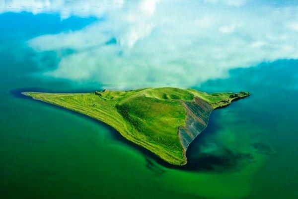 ΦΩΤΟ-Ηφαιστειακό νησάκι μέσα σε λίμνη
