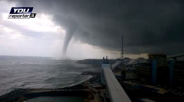 ΒΙΝΤΕΟ-Εντυπωσιακός υδροσίφωνας στις ακτές της Ιταλίας