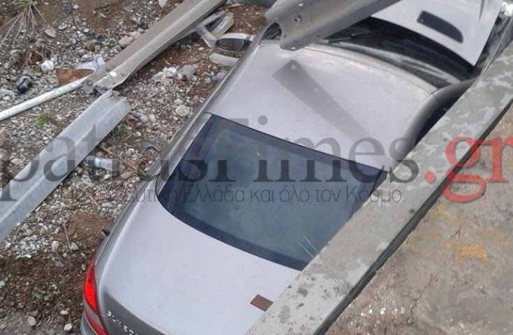 ΦΩΤΟ-Αυτοκίνητο έπεσε από γέφυρα-Γλίτωσε ο οδηγός