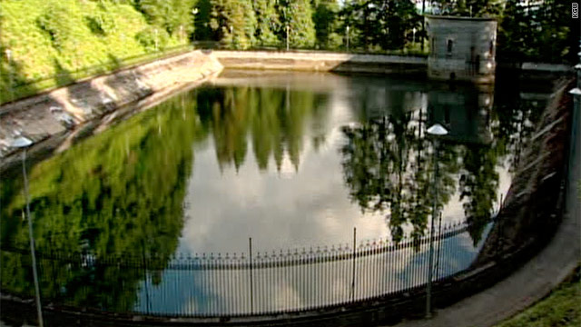 Έκανε την ανάγκη του και «χάλασε» 38 εκατομμύρια γαλόνια νερού