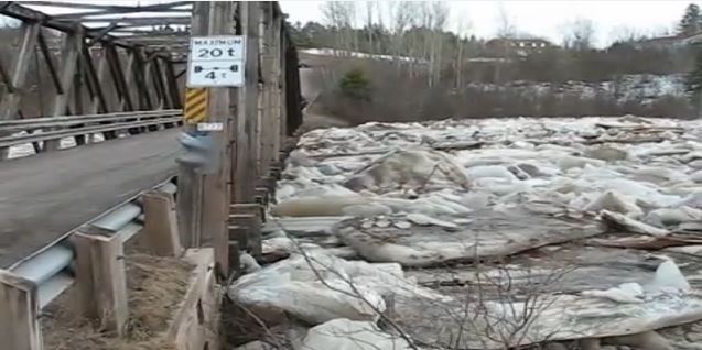 ΒΙΝΤΕΟ-Κoμμάτια πάγου μετακινούν ολόκληρη γέφυρα