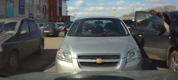 ΒΙΝΤΕΟ-Δεν ανοίγουν έτσι την πόρτα σε πάρκινγκ