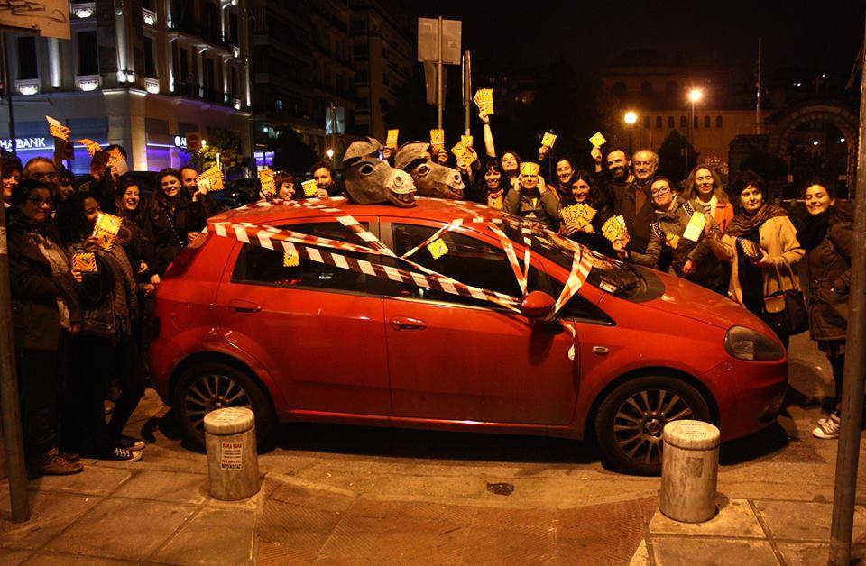 ΦΩΤΟ-Οι «γάιδαροι» στολίζουν τα παράνομα σταθμευμένα ΙΧ