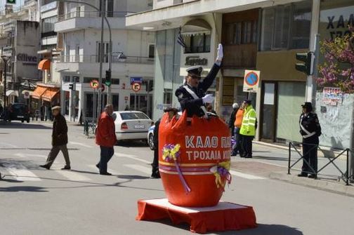 ΒΙΝΤΕΟ-Τροχονόμος μέσα σε… πασχαλινό αυγό