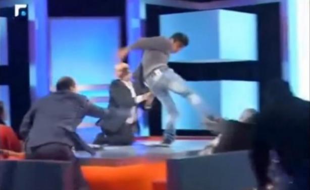 ΒΙΝΤΕΟ-Έδειρε την μητέρα του σε τηλεοπτικό στούντιο