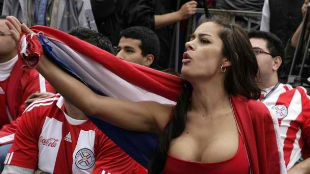 ΦΩΤΟ-Άναψε φωτιές η Λαρίσα με τη μπανάνα