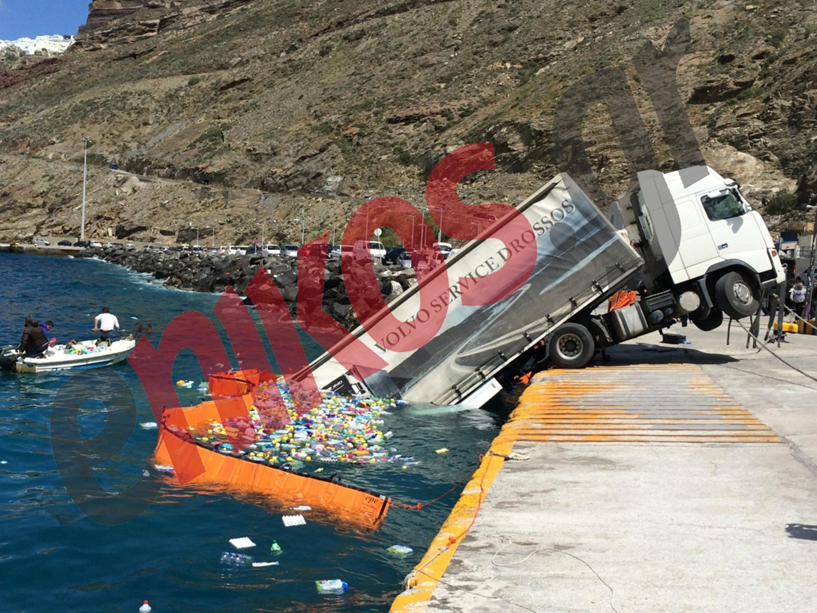 ΦΩΤΟ-Νταλίκα κρέμεται στον αέρα στο λιμάνι της Σαντορίνης-Απίστευτο ατύχημα