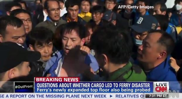 ΒΙΝΤΕΟ-Ναυάγιο: Εξαγριωμένοι γονείς χτύπησαν αξιωματούχους της Ακτοφυλακής