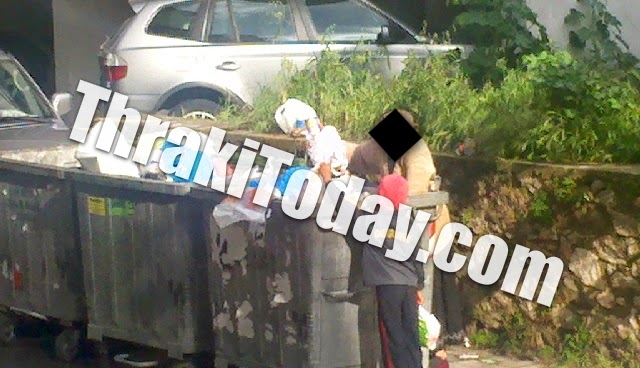 ΦΩΤΟ-ΣΟΚ: Οικογένεια ψάχνει φαγητό στα σκουπίδια