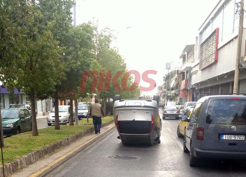 ΦΩΤΟ-Αυτοκίνητο αναποδογύρισε στην Λ. Θηβών