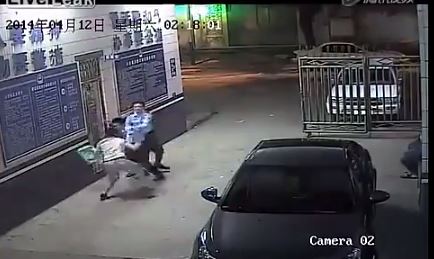 BINTEO-Έκανε… delivery ληστή σε αστυνομικό τμήμα