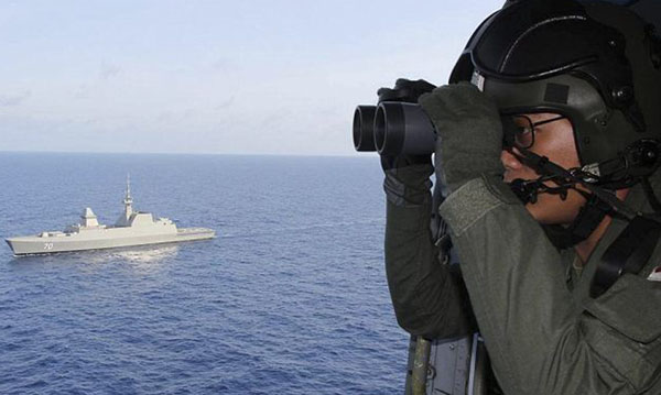 Μεταλλικό αντικείμενο από το Boeing στην επιφάνεια της θάλασσας