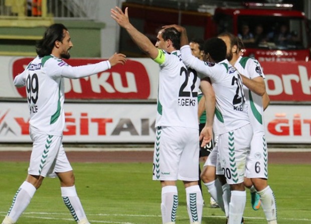 Γκέκας για… φίλημα