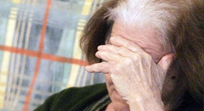 Χτύπησαν και λήστεψαν 80χρονη