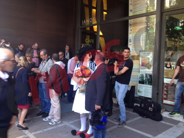 ΦΩΤΟ-Ο τσολιάς της Ελληνοφρένειας περίμενε τον Παπανδρέου