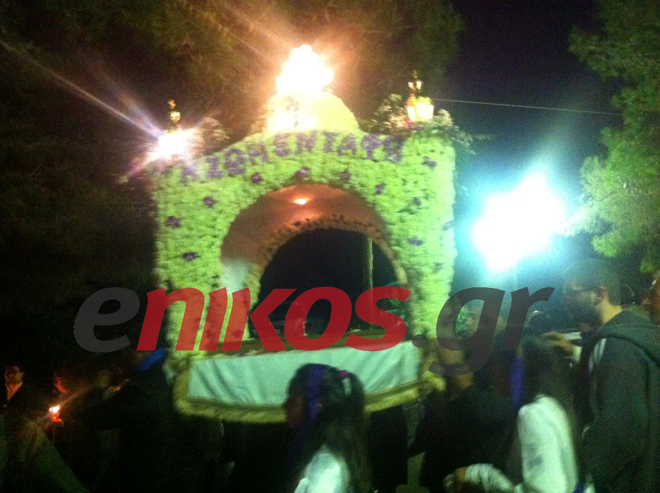 ΦΩΤΟ-Περιφορά Επιταφίου στο Λουτράκι