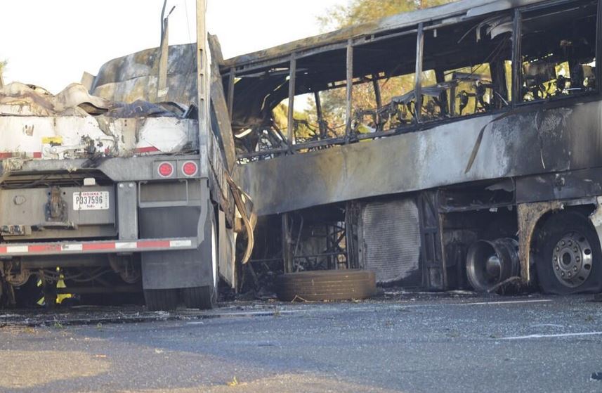 ΦΩΤΟ-ΤΩΡΑ-Σύγκρουση λεωφορείου με φορτηγού άφησε 9 νεκρούς