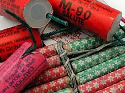 Κροτίδες και μασούρια με φιτίλι στην κερκίδα