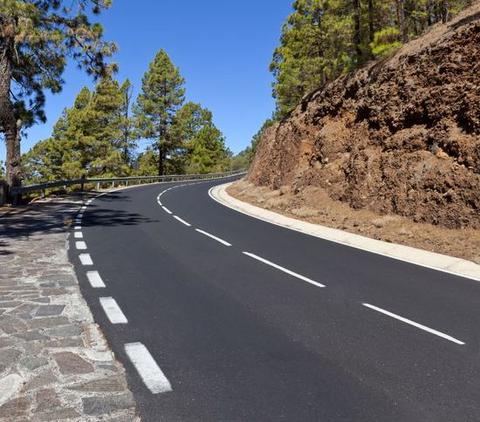 ΦΩΤΟ-Άνοιξε ο δρόμος και κατάπιε φορτηγό