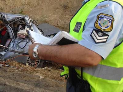 ΦΩΤΟ-ΙΧ προσέκρουσε σε σπίτι και αναποδογύρισε