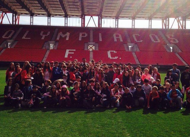 Ο Μίτσελ δίπλα στα παιδιά