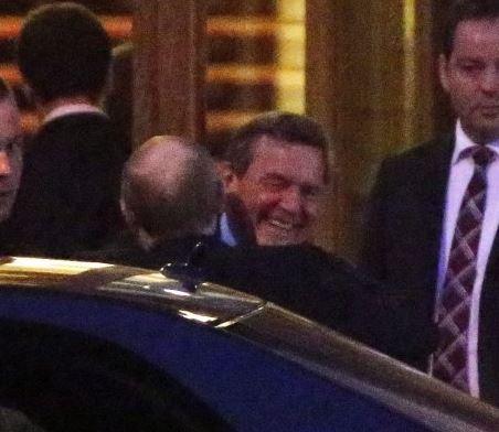 Handelsblatt: “Άστοχη” η αγανάκτηση κατά του Σρέντερ