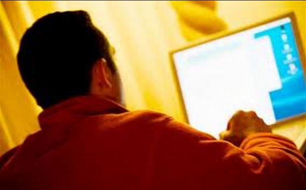 Στραγγάλισε τον -εθισμένο στο Ίντερνετ- γιό του