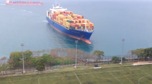 ΒΙΝΤΕΟ-Αντί για λιμάνι, έδεσε στο γήπεδο!